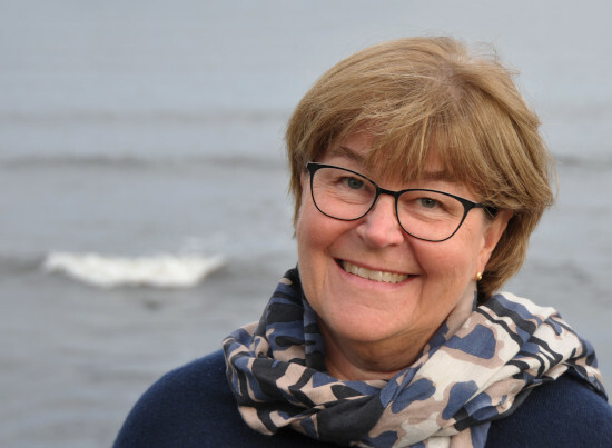 Porträtt av Anna-Maria Andersson, grundare av AMA HR Consulting, leende med hav i bakgrunden