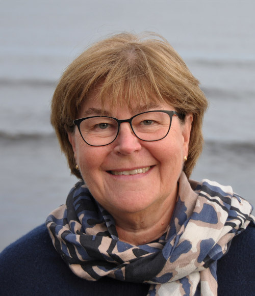 Porträtt av Anna-Maria Andersson, grundare av AMA HR Consulting, leende med hav i bakgrunden